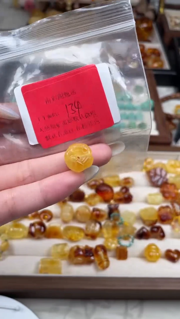 未镶嵌琥珀裸石肌****尼134，微瑕
