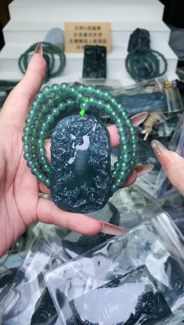 颈饰未镶嵌翡翠