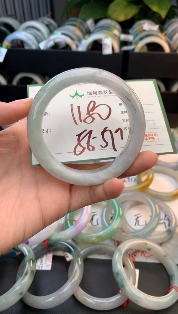 未镶嵌定制翡翠毛货需精细抛光+多人