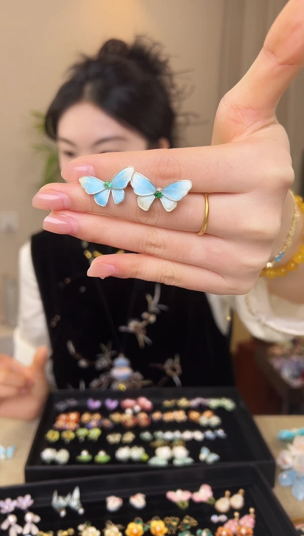 刺绣掐丝绒花蝴蝶耳钉