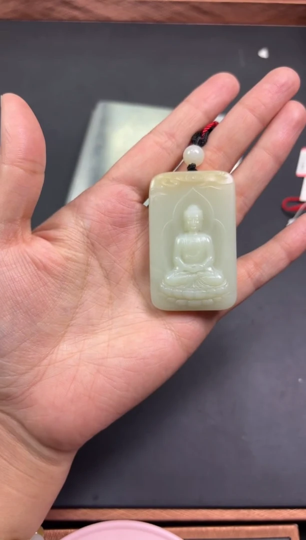 【闪购商品】和田玉吊坠(赠链)未镶嵌且末微色差迪克兰吊坠