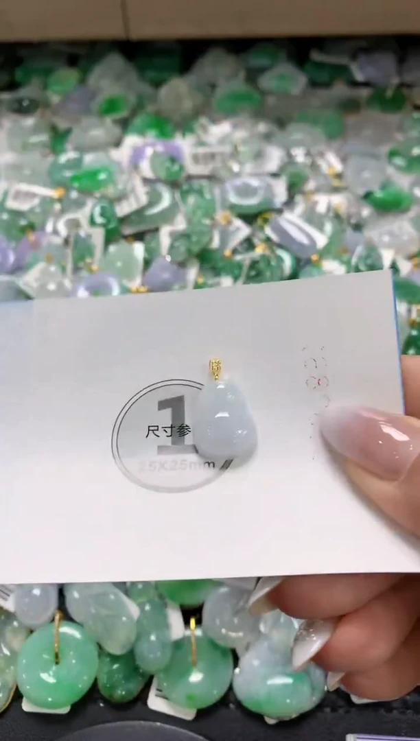 颈饰18K金镶嵌翡翠1111111111111111