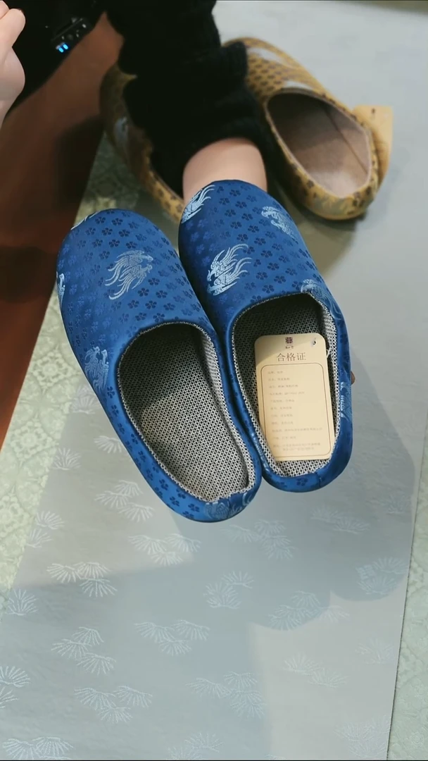 37码蓝色拖鞋············