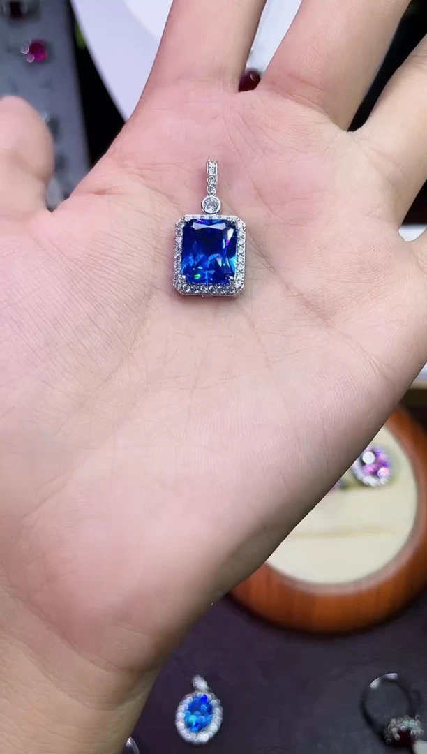 合金颈饰合成钻石蓝宝吊坠