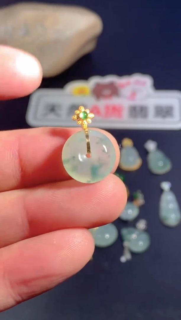 颈饰18K金镶嵌翡翠