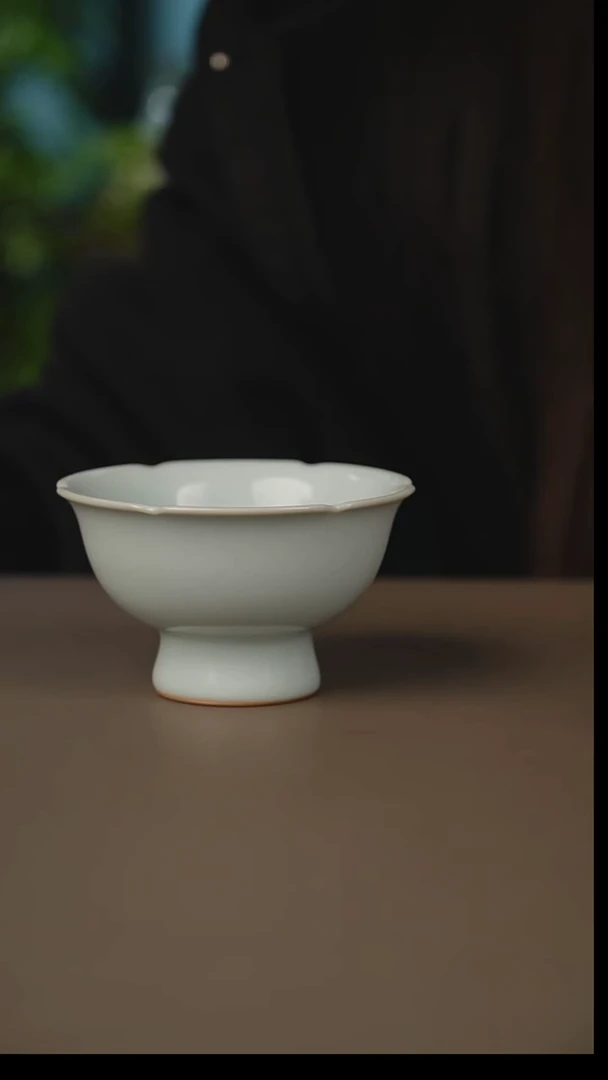 杯月白高足花口杯一级