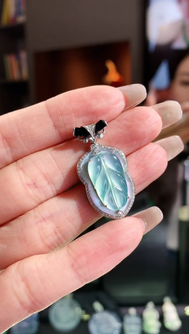 【闪购商品】翡翠吊坠(不含链)18K金镶嵌吊坠