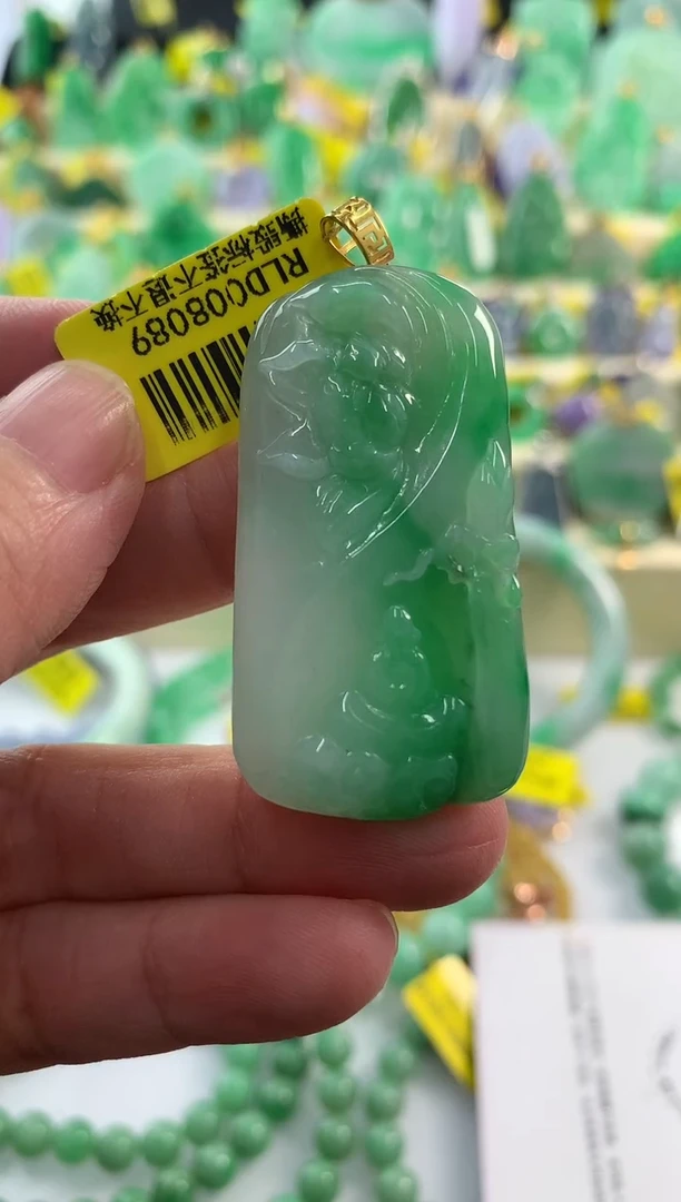 颈饰18K金镶嵌翡翠挂件