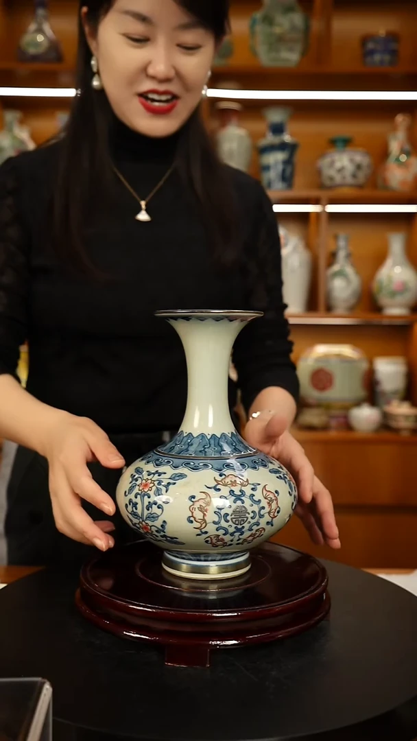 其他瓷青花缠枝赏瓶