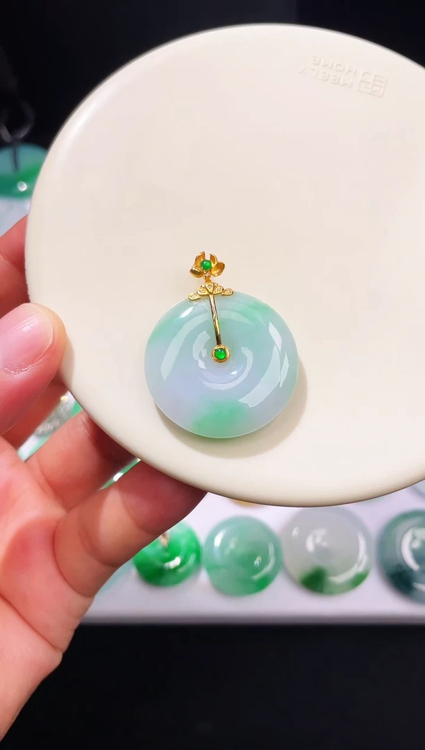 颈饰18K金镶嵌翡翠【29】36.8   29.3    5.9mm