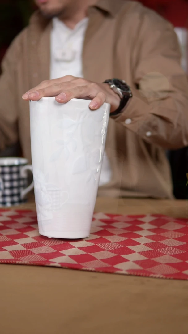 【闪购商品】瓷片白色浮雕花瓶22CM