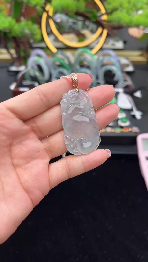 颈饰18K金镶嵌翡翠吊坠