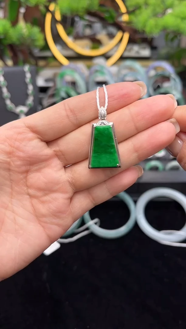 颈饰18K金镶嵌翡翠吊坠