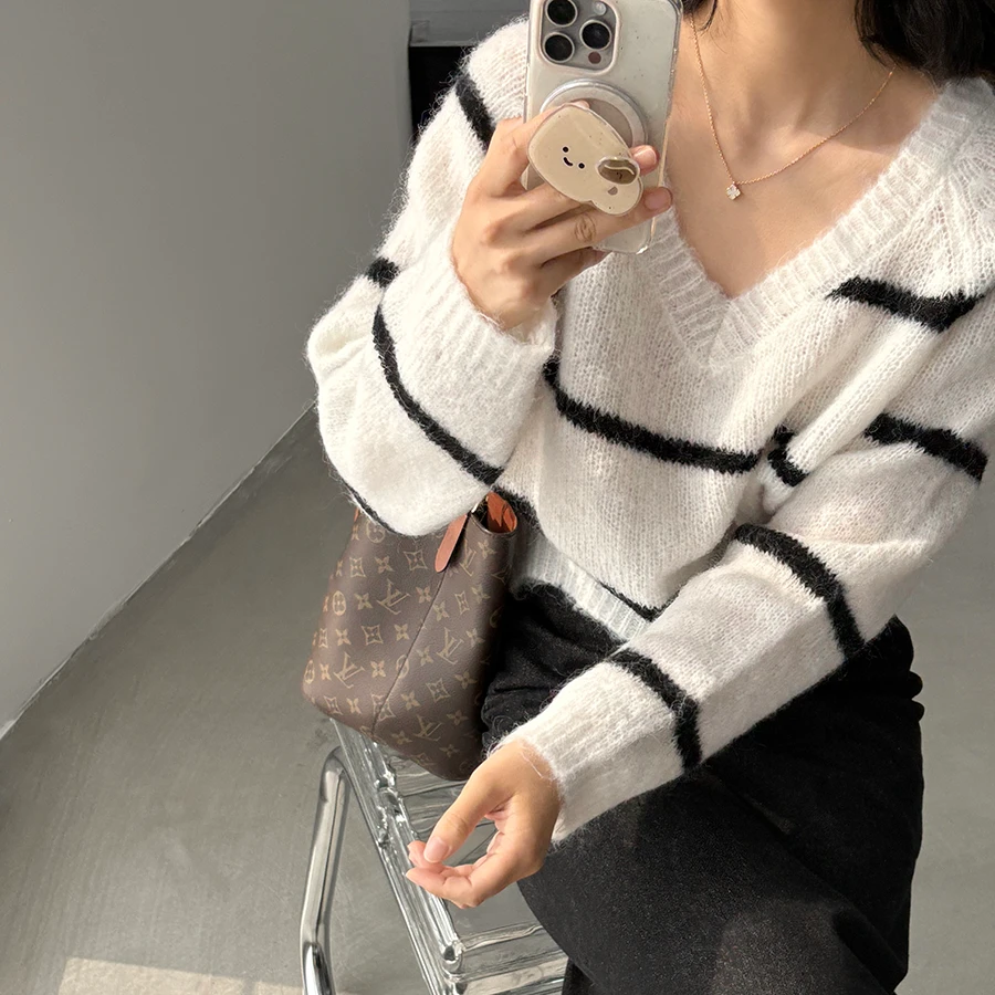2025韩系慵懒v领条纹拼色2025秋冬新款软糯套头宽松针织衫
