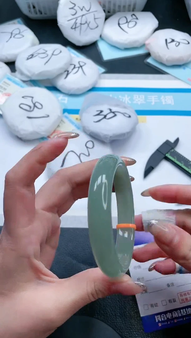 【闪购商品】石英质玉手镯未镶嵌13V330-58