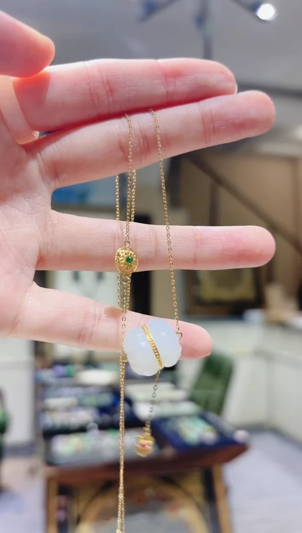 【闪购商品】和田玉吊坠18K金镶嵌并蒂莲和田玉吊坠