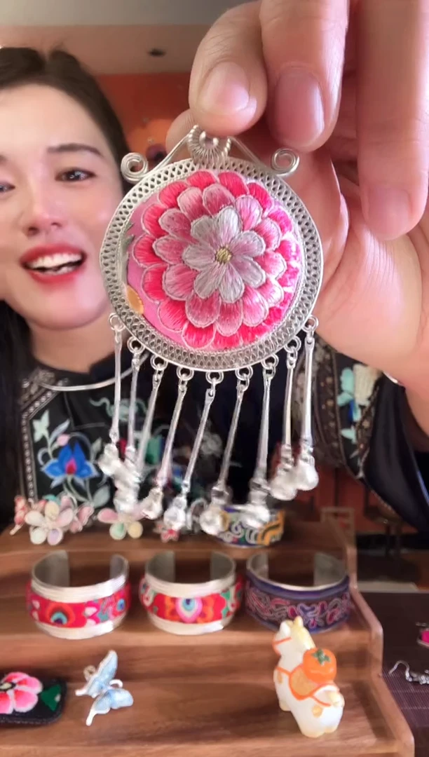 非遗手工刺绣苗绣苗银首饰21