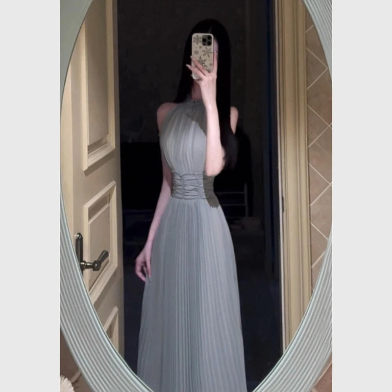 今年超火蓝色无袖挂脖连衣裙女2025夏季度假风法式一字肩掐腰长裙