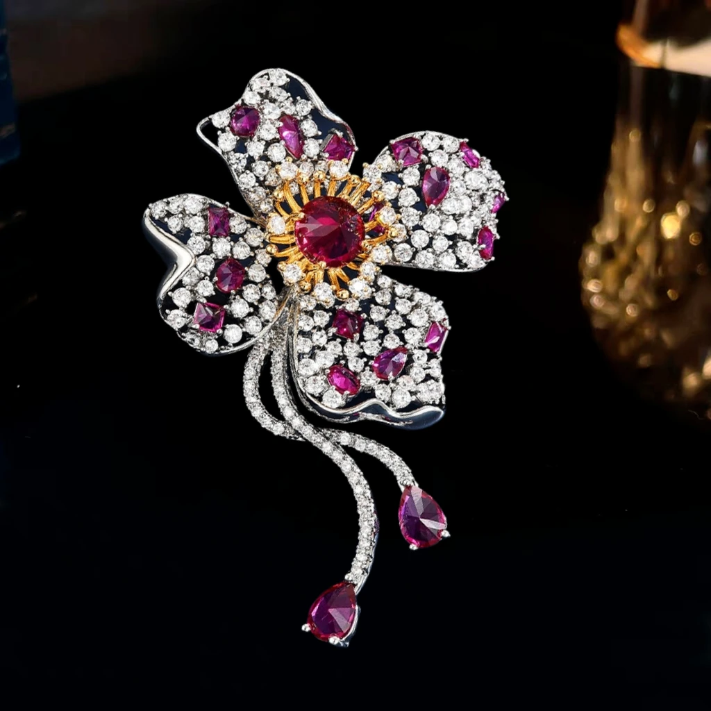 铜合成锆石胸针 幸运四叶草红刚胸针女百搭高级感轻奢高档小众