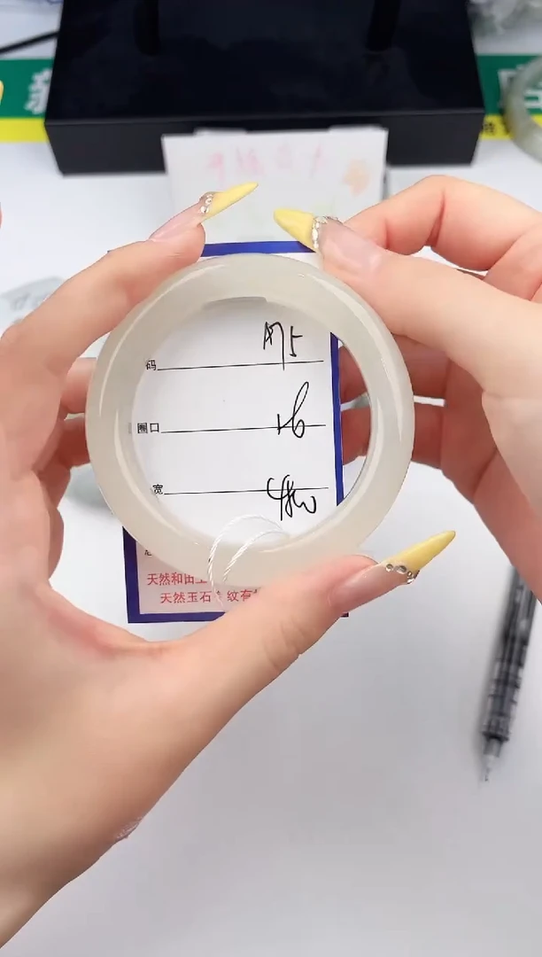 和田玉手镯未镶嵌75颜色微差无瑕