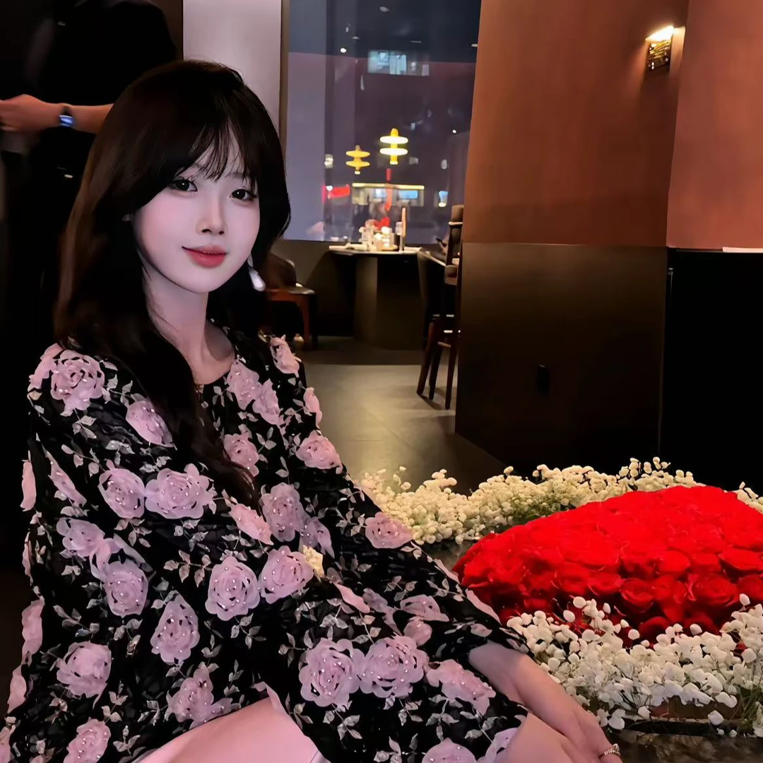 秦晓亿轻奢名媛蕾丝气质网红长袖显瘦设计感时尚镂空设计师小众