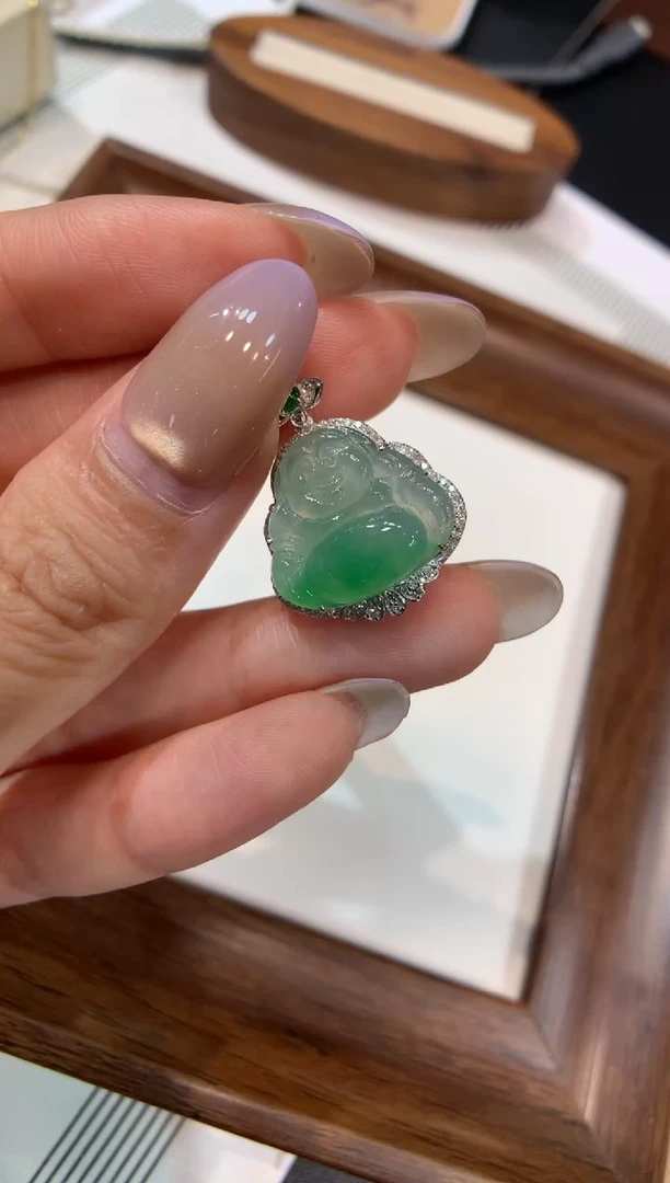 颈饰18K金镶嵌翡翠佛公