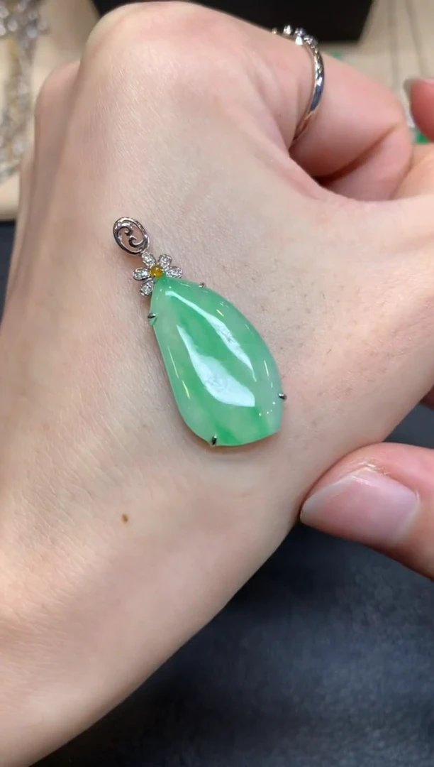 【闪购商品】翡翠颈饰18K金镶嵌福瓜【无服务费】