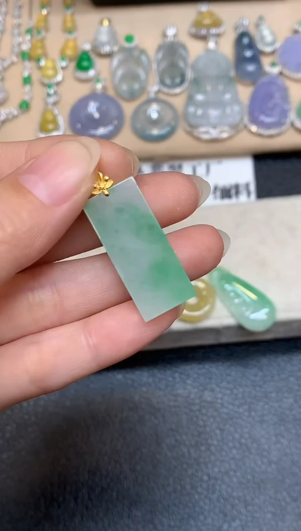 颈饰18K金镶嵌翡翠无事牌【无服务费