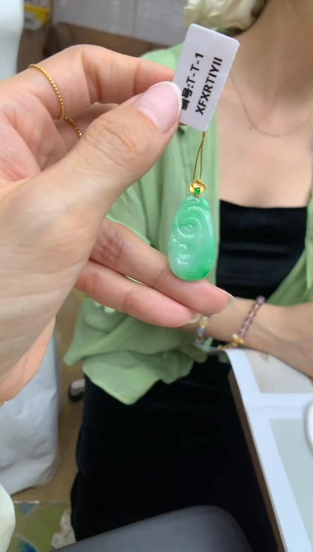 翡翠18K金镶嵌颈饰如意