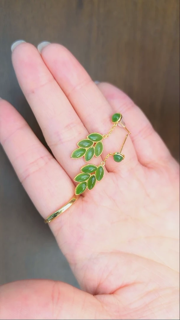 银S925镶嵌和田玉耳饰苹果绿树叶耳钉