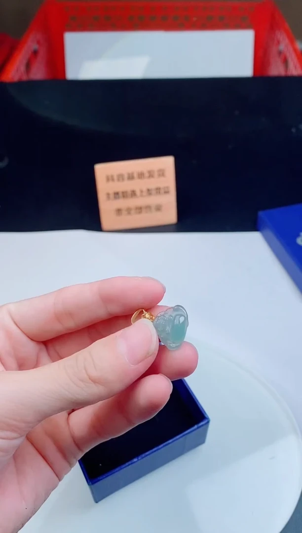 颈饰未镶嵌翡翠   `
