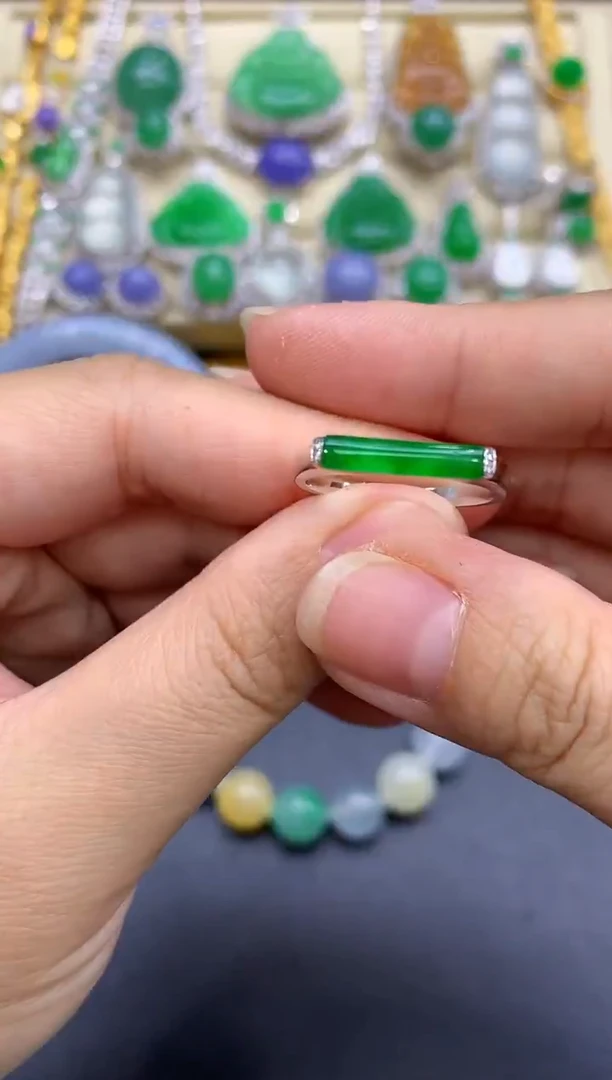 18K金镶嵌戒指翡翠88-中国好珍宝