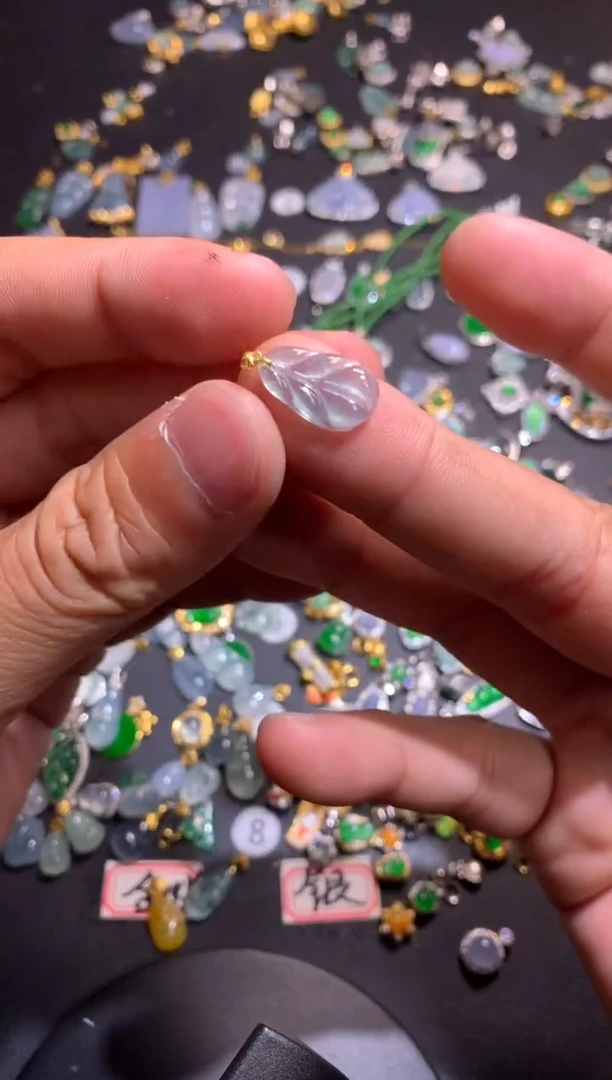 【闪购商品】翡翠吊坠(不含链)18K金镶嵌尺寸较小颜色随机