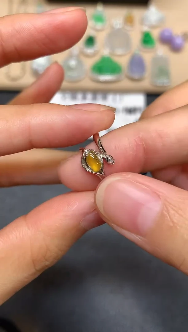 18K金镶嵌戒指翡翠马蹄莲【无服务费