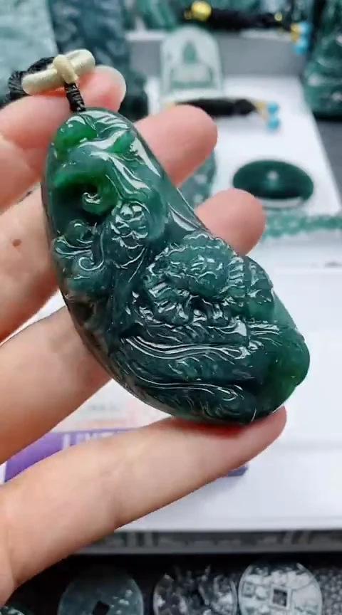 颈饰未镶嵌翡翠