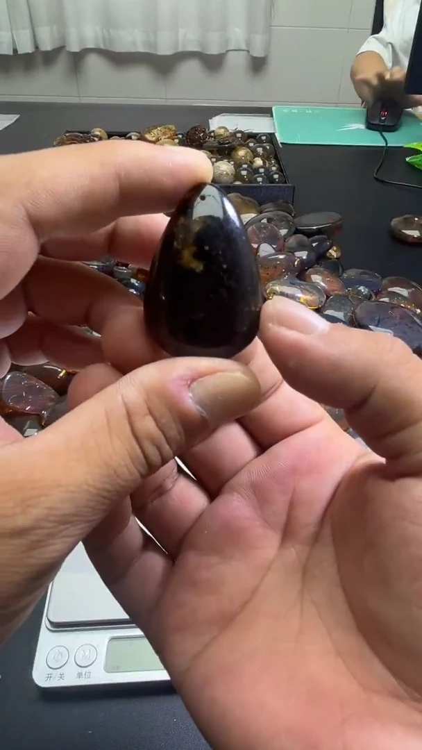 未镶嵌琥珀裸石54