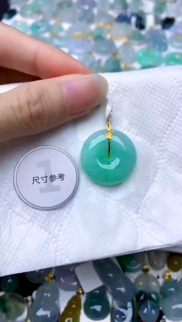 颈饰18K金镶嵌翡翠天然A货翡翠