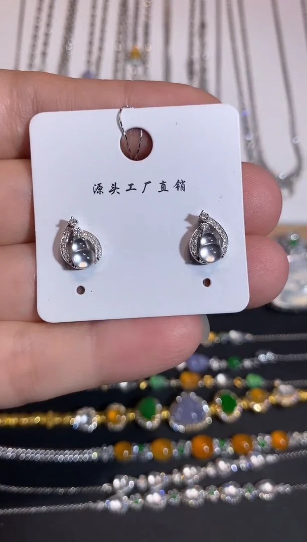 颈饰18K金镶嵌翡翠耳饰