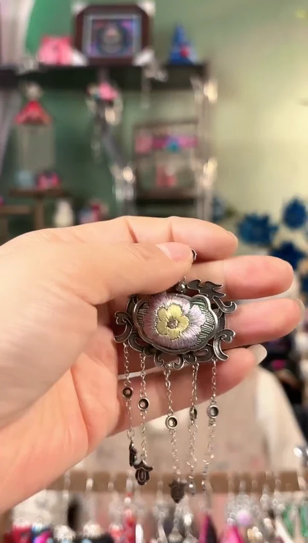 呜*呜彩云南阁非遗老绣饰品633*