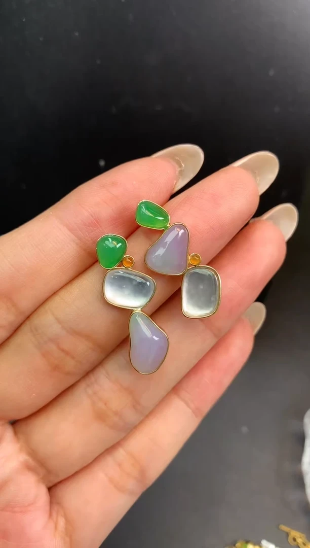 18K金镶嵌翡翠耳饰耳钉