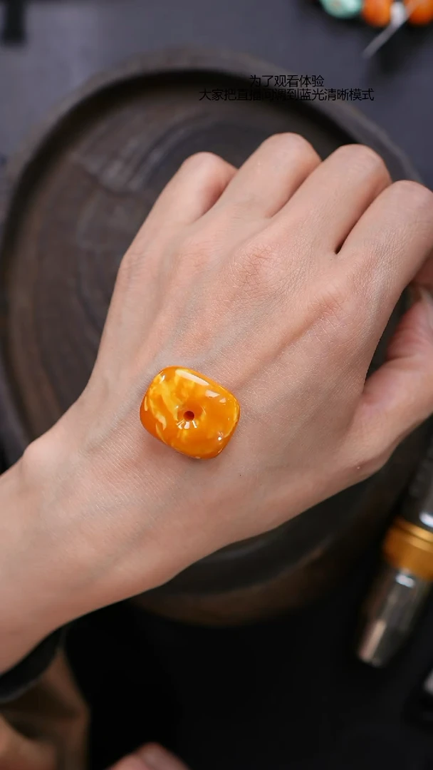 【闪购商品】琥珀裸石未镶嵌亮皮花蜡扣子