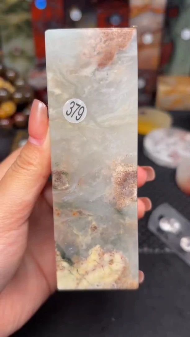 玉桂林鸡血玉摆件 编号：379