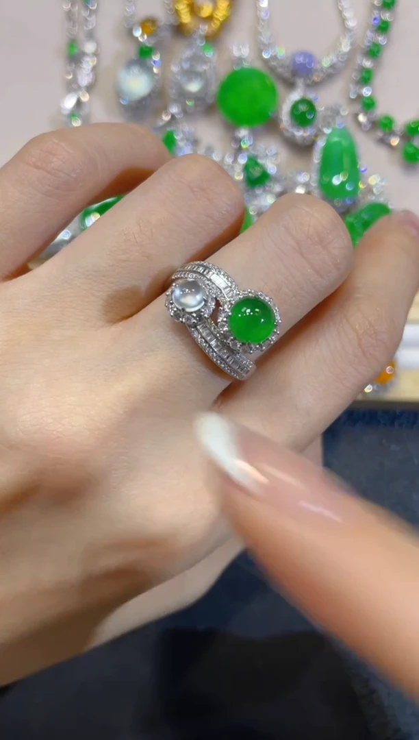 颈饰18K金镶嵌翡翠团购22