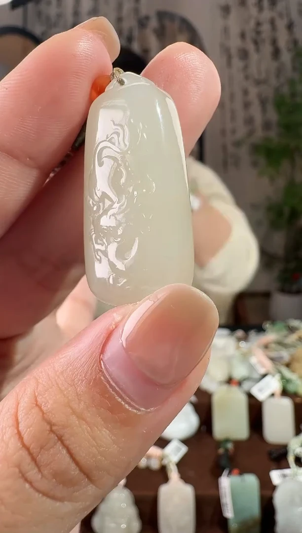 颈饰未镶嵌和田玉龙牌