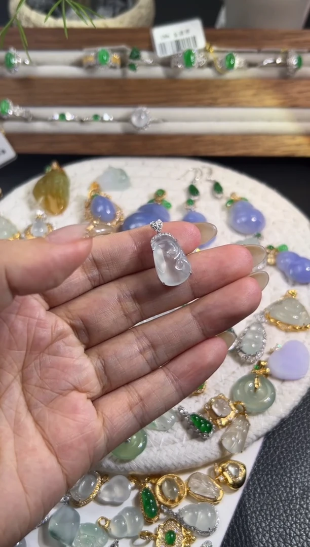 颈饰18K金镶嵌翡翠源头直播间