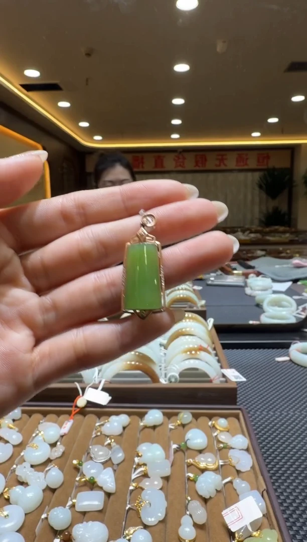 颈饰18K金镶嵌和田玉挂件