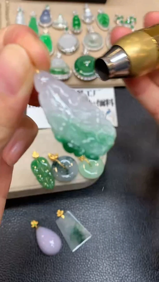 颈饰18K金镶嵌翡翠白菜招百财【无服务费