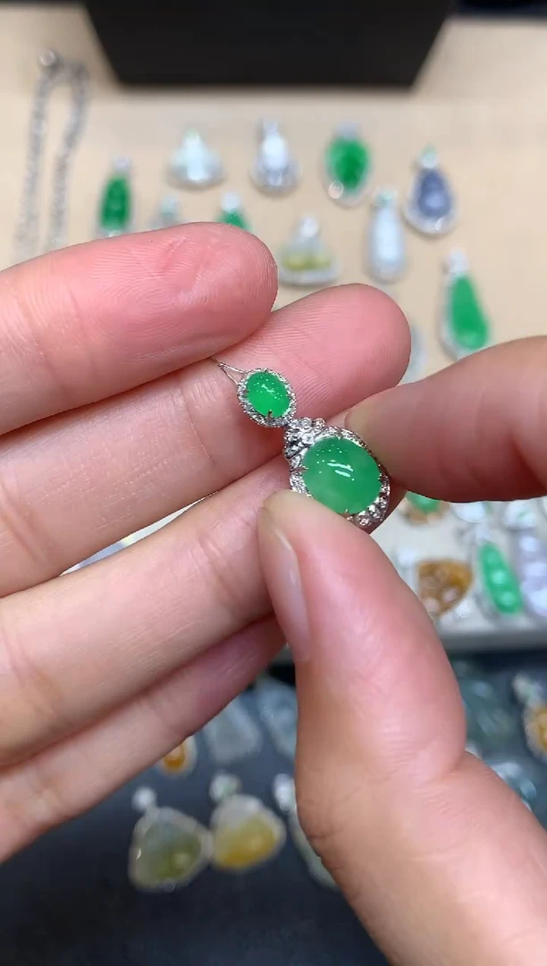 颈饰18K金镶嵌翡翠蛋面【无服务费