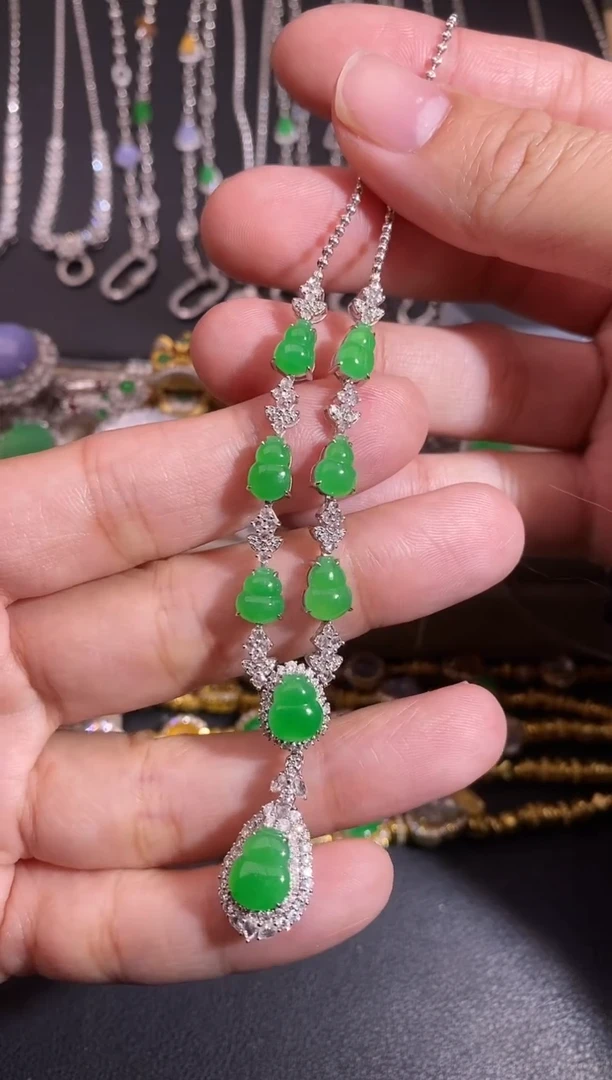 颈饰18K金镶嵌翡翠链子