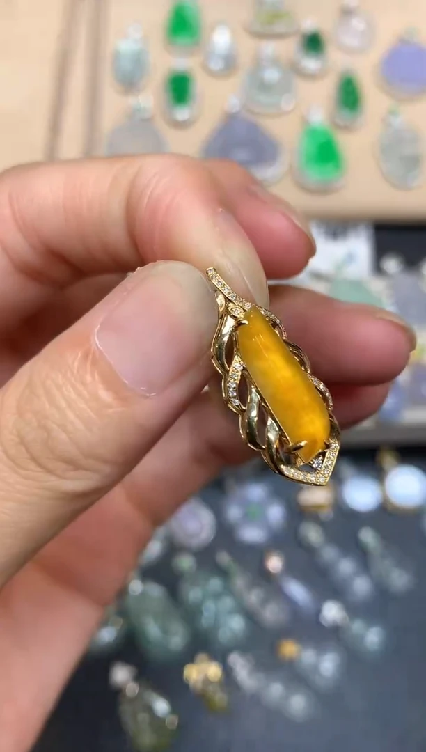 颈饰18K金镶嵌翡翠随形【无服务费